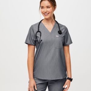 Figs Catarina one pocket scrub top in graphite size xsmall